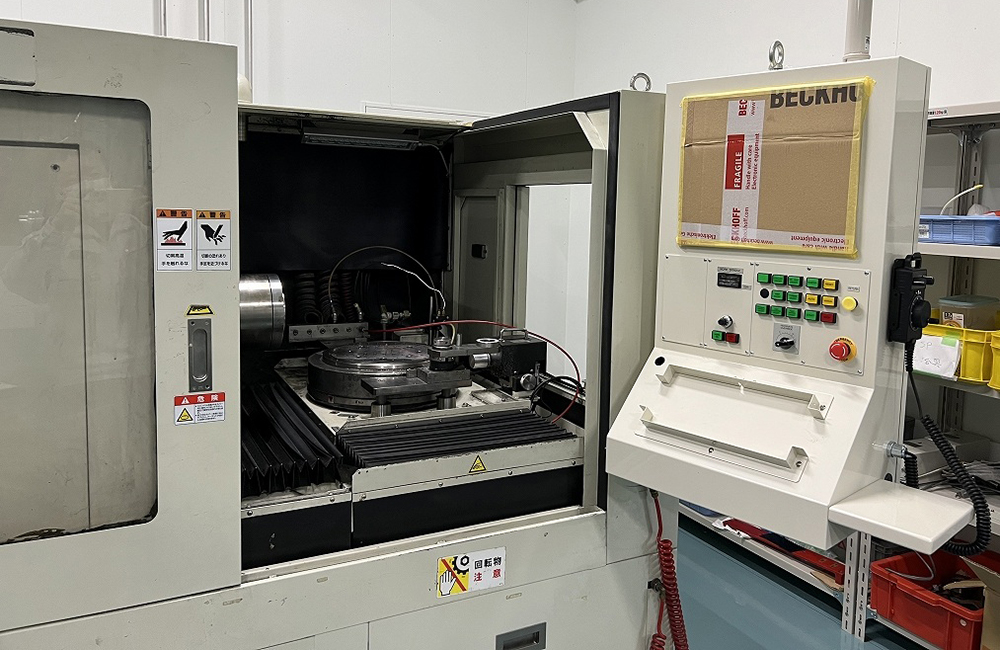 精密非球面金型加工機のレトロフィット工事