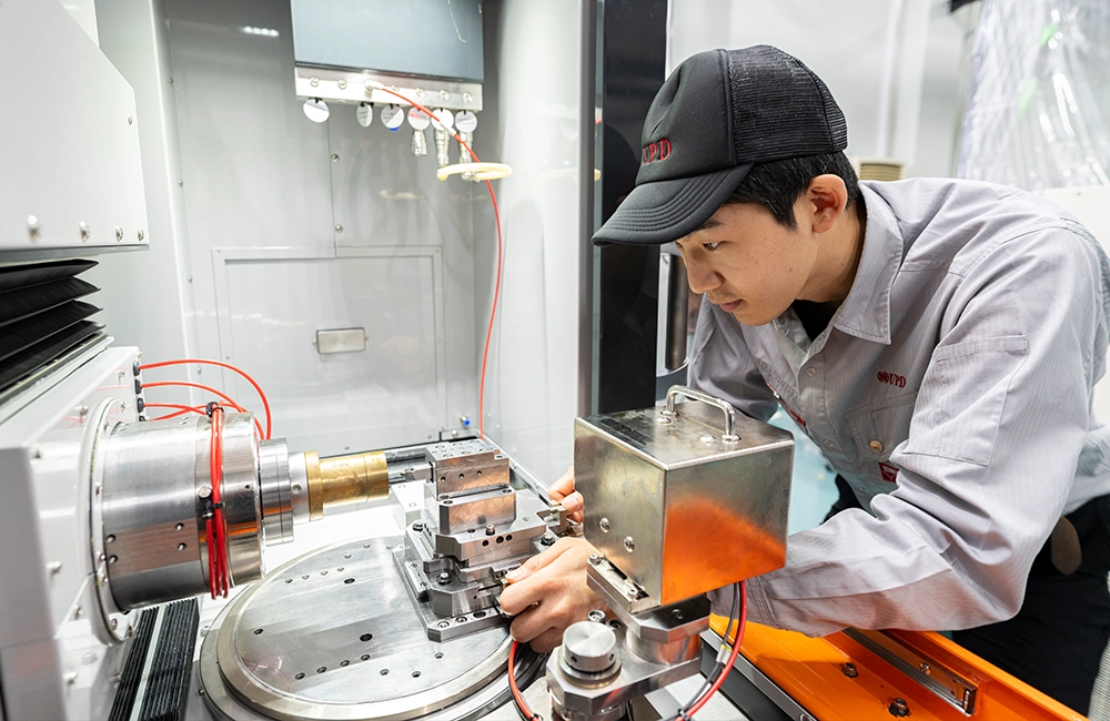 株式会社ユーピーディー｜超精密非球面金型加工機の販売・修理